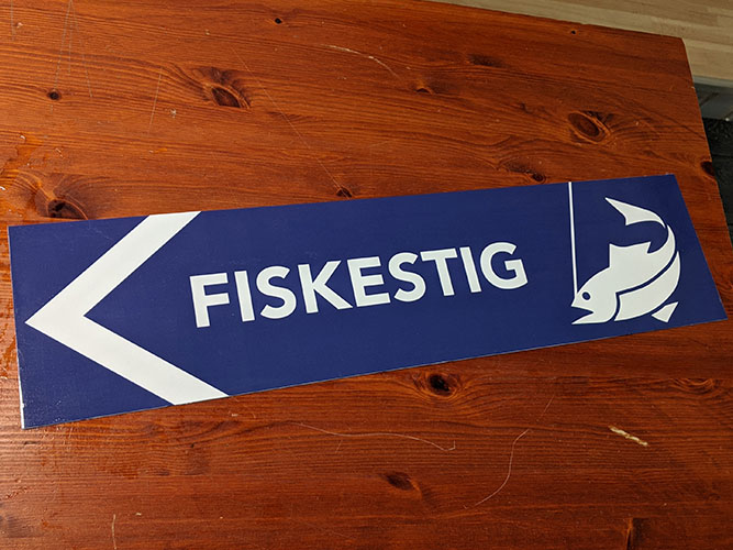 Dubbelsidig skylt